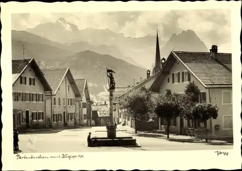 Ak Garmisch Partenkirchen in Oberbayern, Straßenpartie, Zugspitze