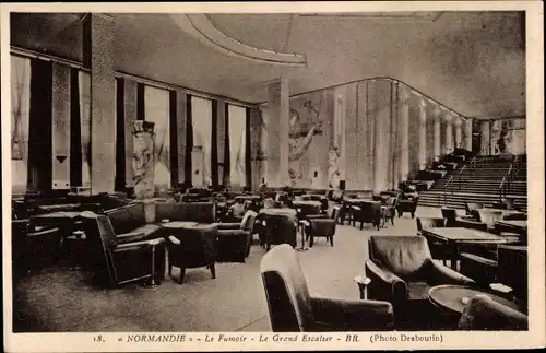 Ak Paquebot Normandie, CGT French Line, Le Fumoir, Le Grand Escalier