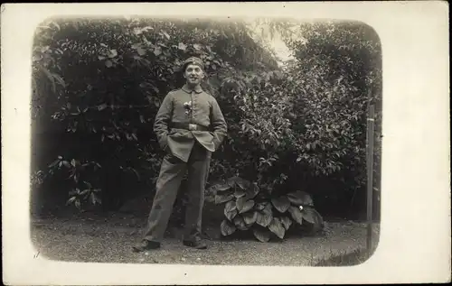 Foto Ak Deutscher Soldat in Uniform, Standportrait, Kaiserzeit