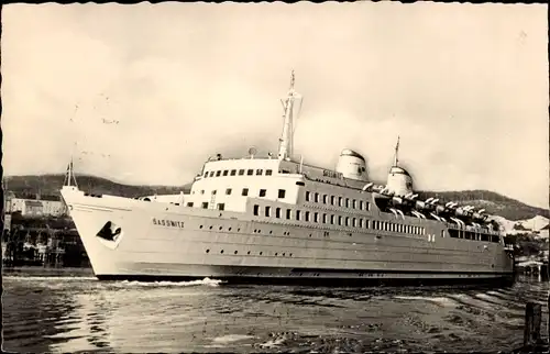 Ak Fährschiff Saßnitz, Sassnitz verlässt den Hafen, Bugansicht