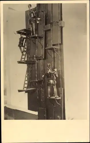 Foto Ak Plastik, Kletternde Menschen, Leiter