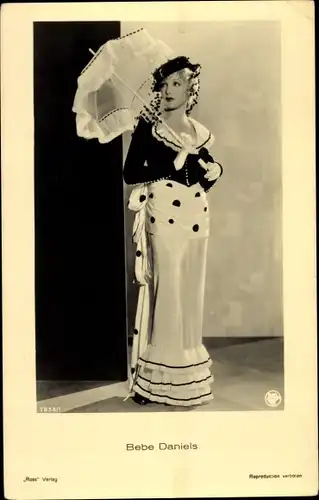 Ak Schauspielerin Bebe Daniels, Portrait im Kleid mit Schirm, Ross Verlag 7856/1