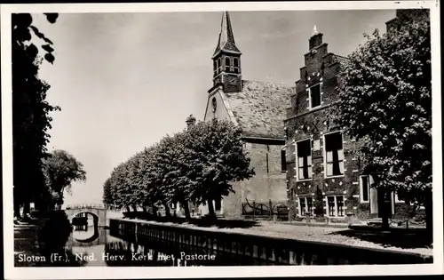 Ak Sloten Friesland Niederlande, Ned. Herv. Kerk met Pastorie