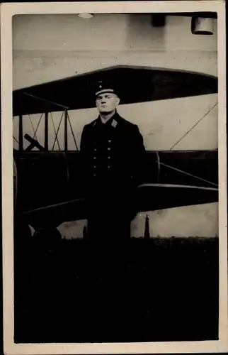 Foto Ak Französischer ? Soldat vor einem Flugzeug