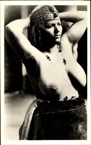 Ak Beautes Arabes, Jeune femme mauresque, Frau mit großen Brüsten, Maghreb