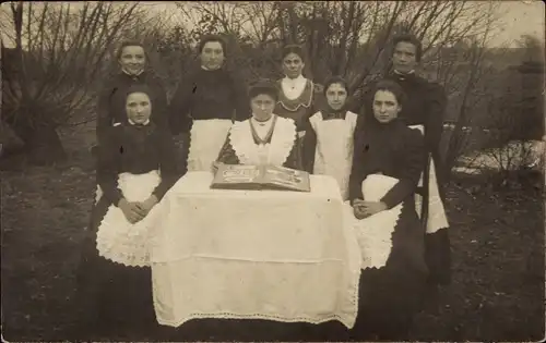 Foto Ak Gruppenaufnahme von Frauen mit Schürzen, Dienstmädchen