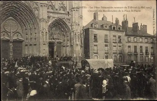 Ak Nantes Loire Atlantique, Les Peres Premontres revenant du Tribunal 1903, Manifestation