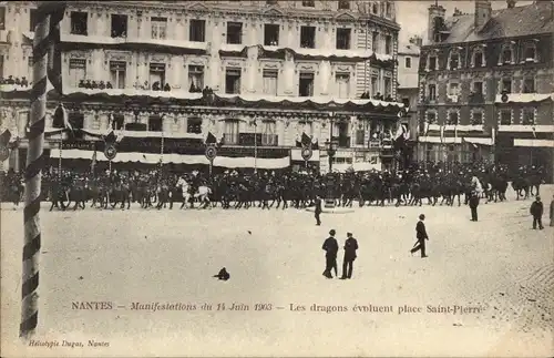 Ak Nantes Loire Atlantique, Manifestations du 14 Juin 1903, Les dragons evoluent place Saint Pierre