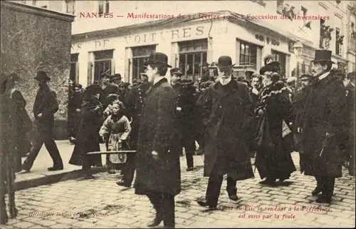 Ak Nantes Loire Atlantique, Manifestations 1906, L'Agent du Fisc se rendant a la Prefecture