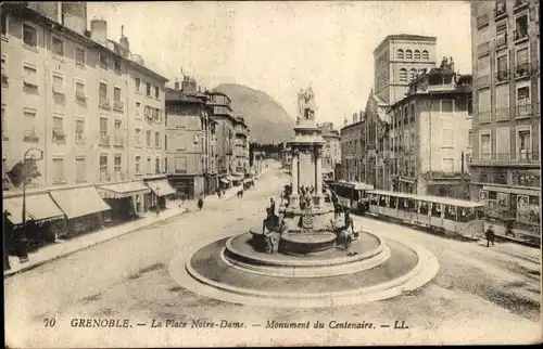 Ak Grenoble Isère, La Place Notre Dame, Monument du Centenaire