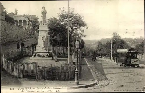 Ak Poitiers Vienne, Ensemble du Monument des Coloniaux vers la Gare, Straßenbahn