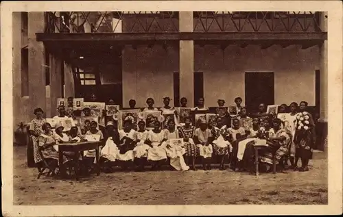 Ak Nigeria, Ouvroir de Jeunes Filles chretiennes, Nähstube, Gruppenbild, Mädchen mit Handarbeiten
