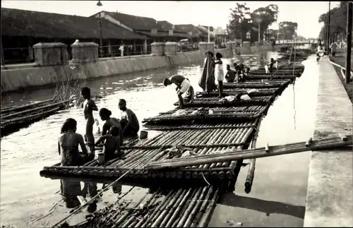 Foto Ak Peschawar Pakistan, Wäscherinnen am Flussufer