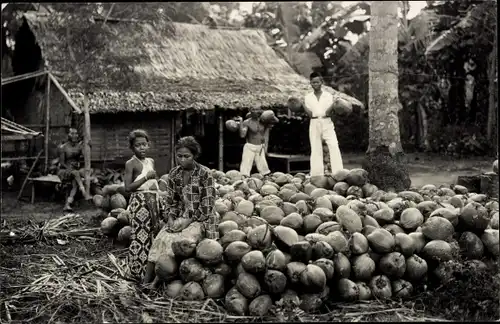 Foto Ak Peschawar Pakistan, Personen mit Kokosnüssen