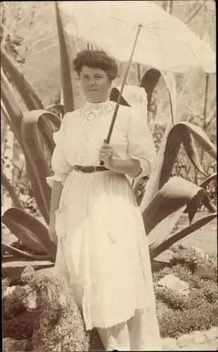 Foto Ak Portrait einer Frau in weißem Kleid, Sonnenschirm