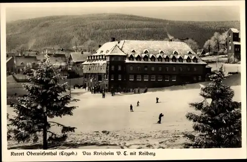 Ak Oberwiesenthal Erzgebirge, Kreisheim DT mit Keilberg, Skifahrer