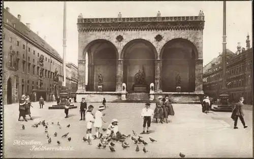 Ak München Bayern, Feldherrnhalle, Loggia, Odeonsplatz, Tauben, Passanten