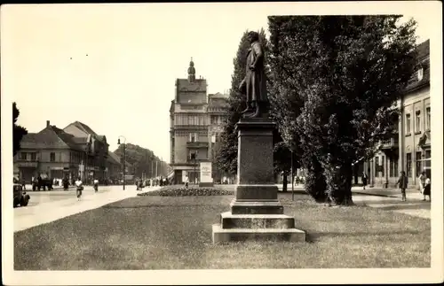 Ak Neuruppin in Brandenburg, Karl Marx Straße und Schinkel Denkmal