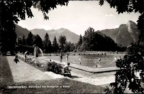 Ak Oberammergau in Oberbayern, Alpenbad mit Notspitze und Kofel, Badegäste