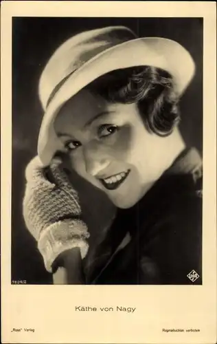 Ak Schauspielerin Käthe von Nagy, Portrait mit Hut und Zigarette