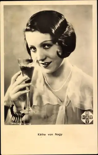 Ak Schauspielerin Käthe Nagy, Sektglas, Perlenkette