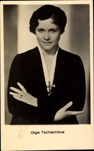 Ak Schauspielerin Olga Tschechova, Portrait mit Kreuzkette