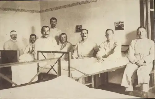 Foto Ak Deutsche Soldaten im Lazarett, Patienten, I. WK