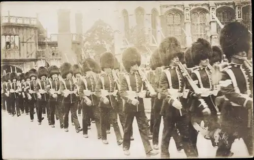 Foto Ak Britische Soldaten in Uniformen beim Marschieren