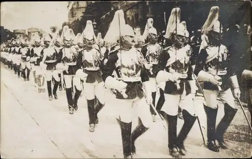 Foto Ak Britische Soldaten in Uniformen beim Marschieren