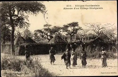 Ak Senegal, Dorf, Hütten, Dorfbewohner mit Körben