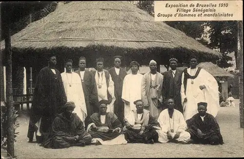 Ak Bruxelles Brüssel, Exposition 1910, Village Senegalais, Groupe d'Hommes et mandolinistes