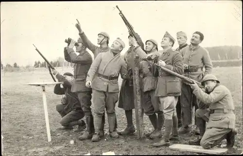 Foto Ak Flieger MG, Flak, französische Soldaten in Uniformen