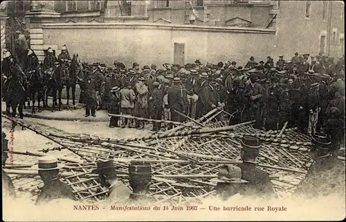 Ak Nantes Loire Atlantique, Manifestations 1903, Une barricade rue Royale