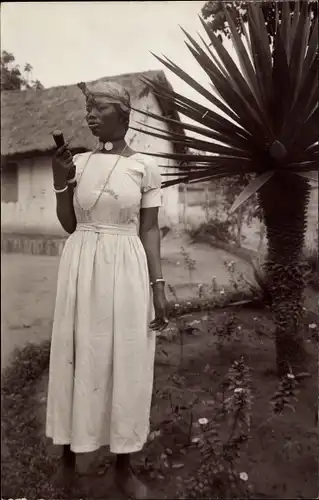 Foto Ak DR Kongo Zaire, Frau in weißem Kleid