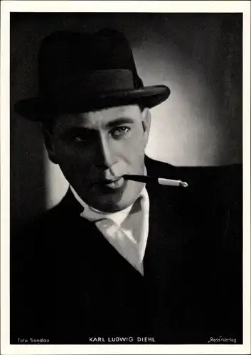 Foto Schauspieler Karl Ludwig Diehl, Portrait mit Zigarette