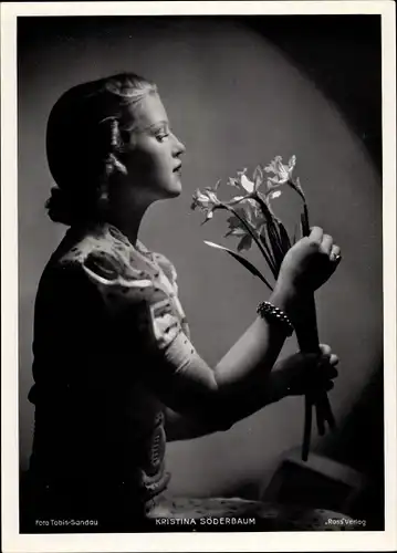 Foto Schauspielerin Kristina Söderbaum, Portrait, Narzissen