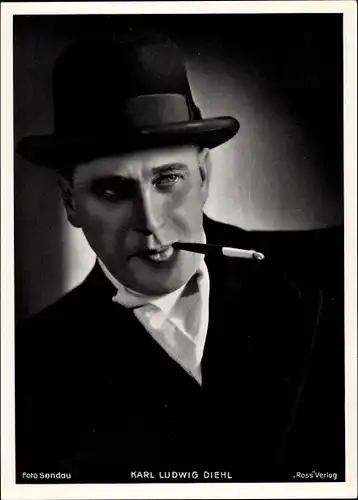 Foto Schauspieler Karl Ludwig Diehl, Portrait mit Zigarette