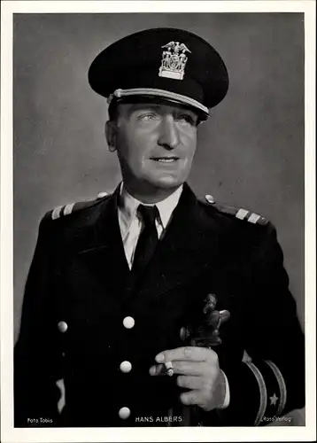 Foto Schauspieler Hans Albers, Portrait, Filmkostüm, Kapitänsuniform, Zigarette