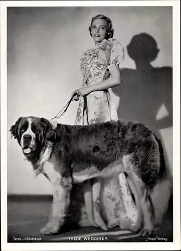 Foto Schauspielerin Hilde Weissner, Standportrait im Kleid, Hund, Bernhardiner