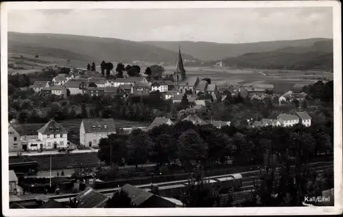 Ak Kall in der Eifel, Gesamtansicht mit Bahnhof, Bahnhofsgaststätte