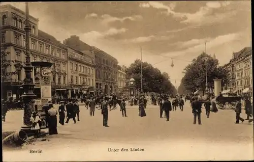 Ak Berlin Mitte, Unter den Linden, Litfaßsäule, Passanten