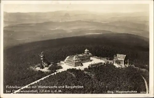 Ak Oberwiesenthal im Erzgebirge Sachsen, Fichtelberghaus, Wetterwarte, Bergstation, Fliegeraufnahme