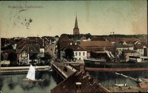 Ak Neustadt in Holstein, Blick auf den Ort, Segelboot, Brücke, Kirchturm