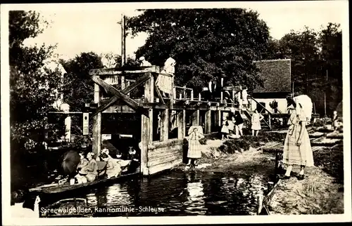 Ak Kannomühle Alt Zauche Wußwerk am Spreewald, Schleuse, Frauen in Tracht