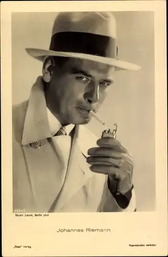 Ak Schauspieler Johannes Riemann, Portrait, Zigarette rauchend