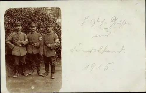 Foto Ak Deutsche Soldaten in Uniformen, Sanitäter, Rotes Kreuz, I. WK