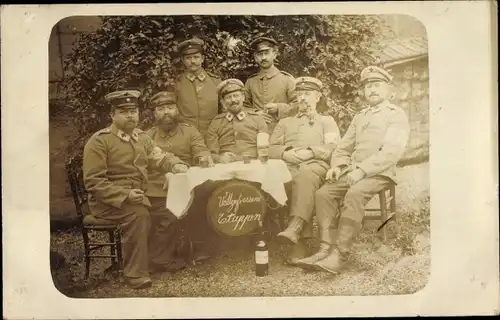 Foto Ak Deutsche Soldaten in Uniformen, Sanitäter, Rotes Kreuz, Bier, I. WK