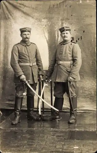Foto Ak Deutsche Soldaten in Uniformen, Säbel, Kaiserzeit