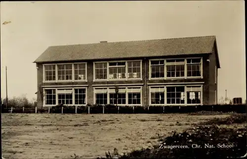 Ak Zwagerveen Friesland Niederlande, Chr. Nat. School