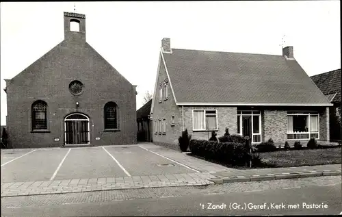 Ak 't Zandt Groningen Niederlande, Geref. Kerk met Pastorie